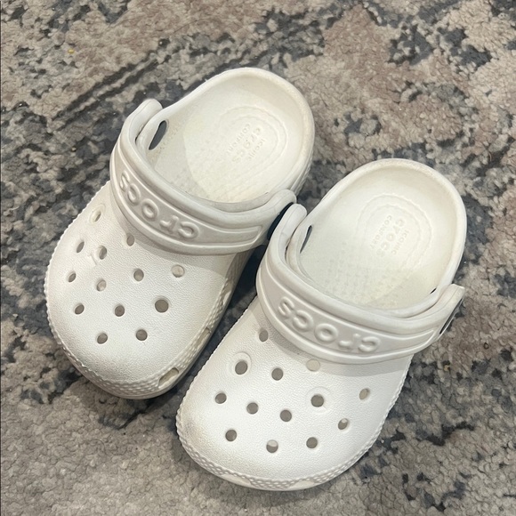 Toddler white crocs size 5 - Picture 5 of 9